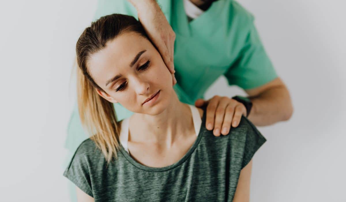 En osteopat som behandlar nackspärr på en patient 