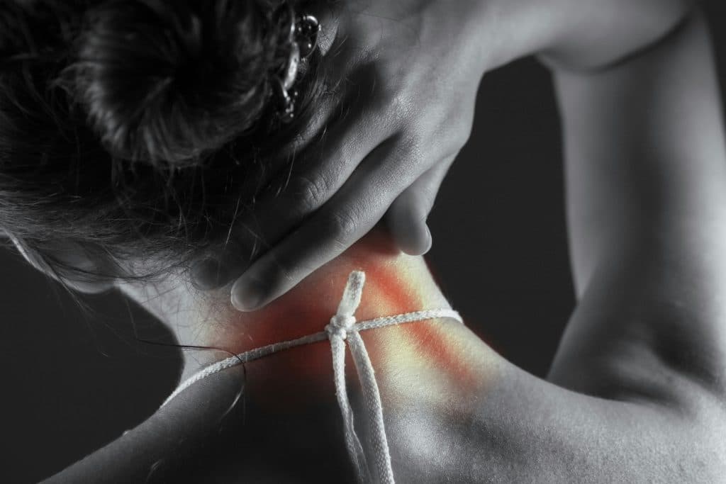 Vanligt symtom är nacksmärta efter en whiplash skada